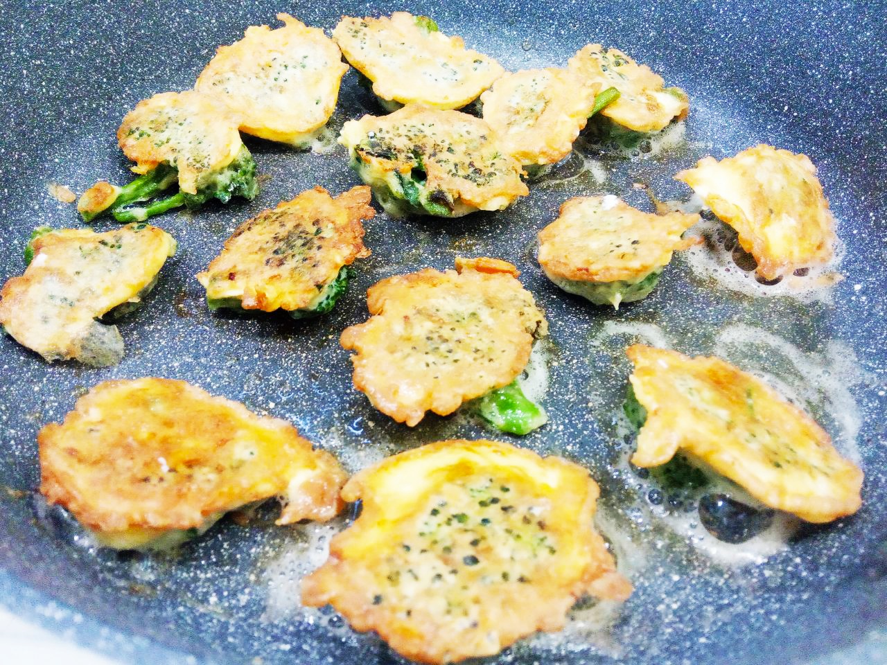 Капуста брокколи, в яичном кляре с сыром