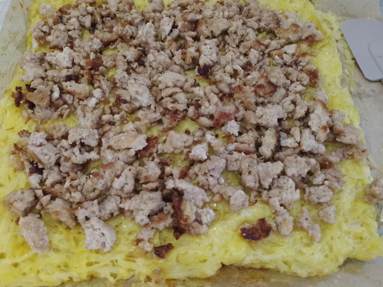 Рулет из тертого картофеля с мясной начинкой, запеченный в духовке: Достаем противень из духовки распределяем равномерно начинку.