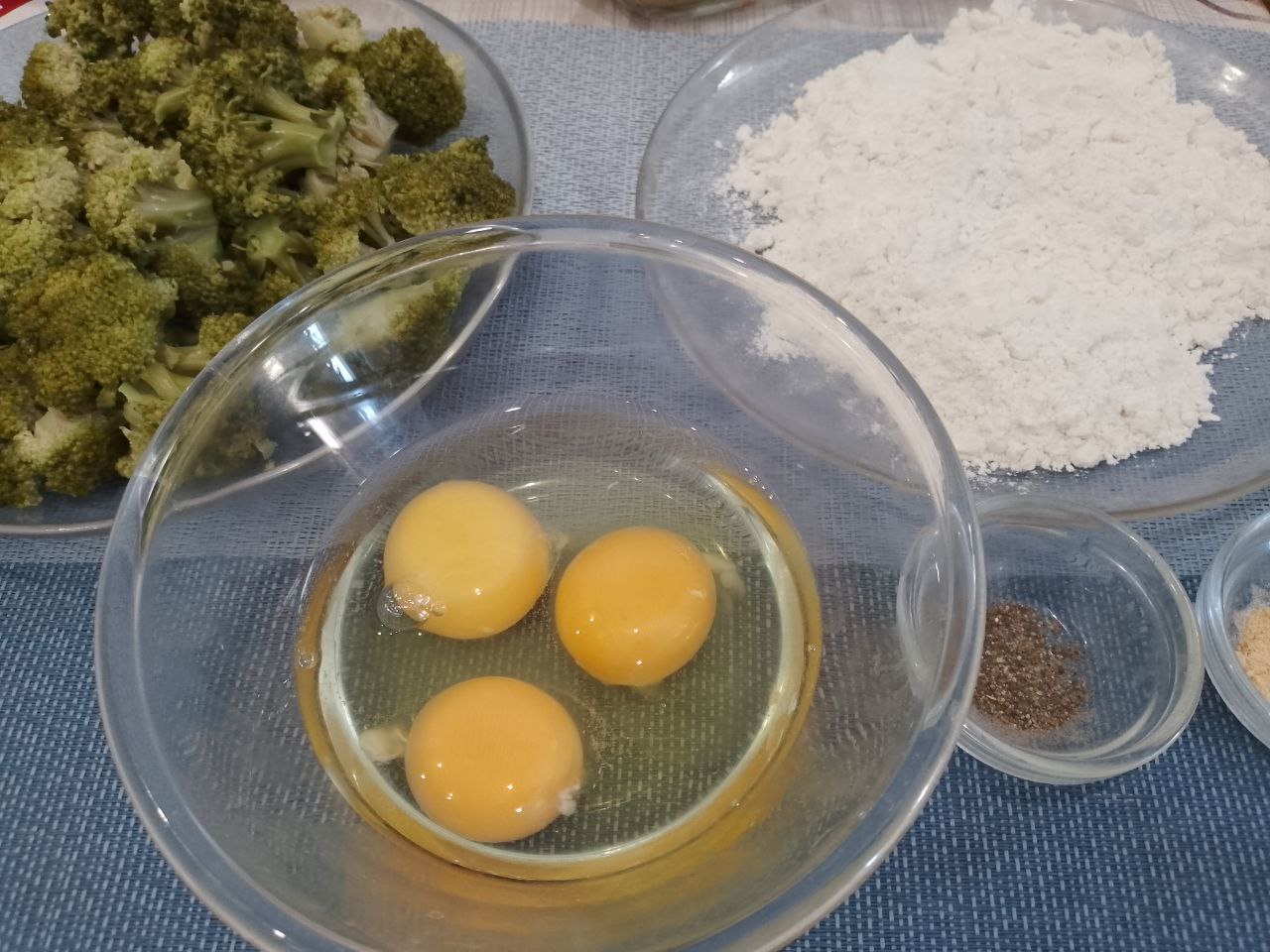 Капуста брокколи жареная в кляре из яиц, просто и вкусно
