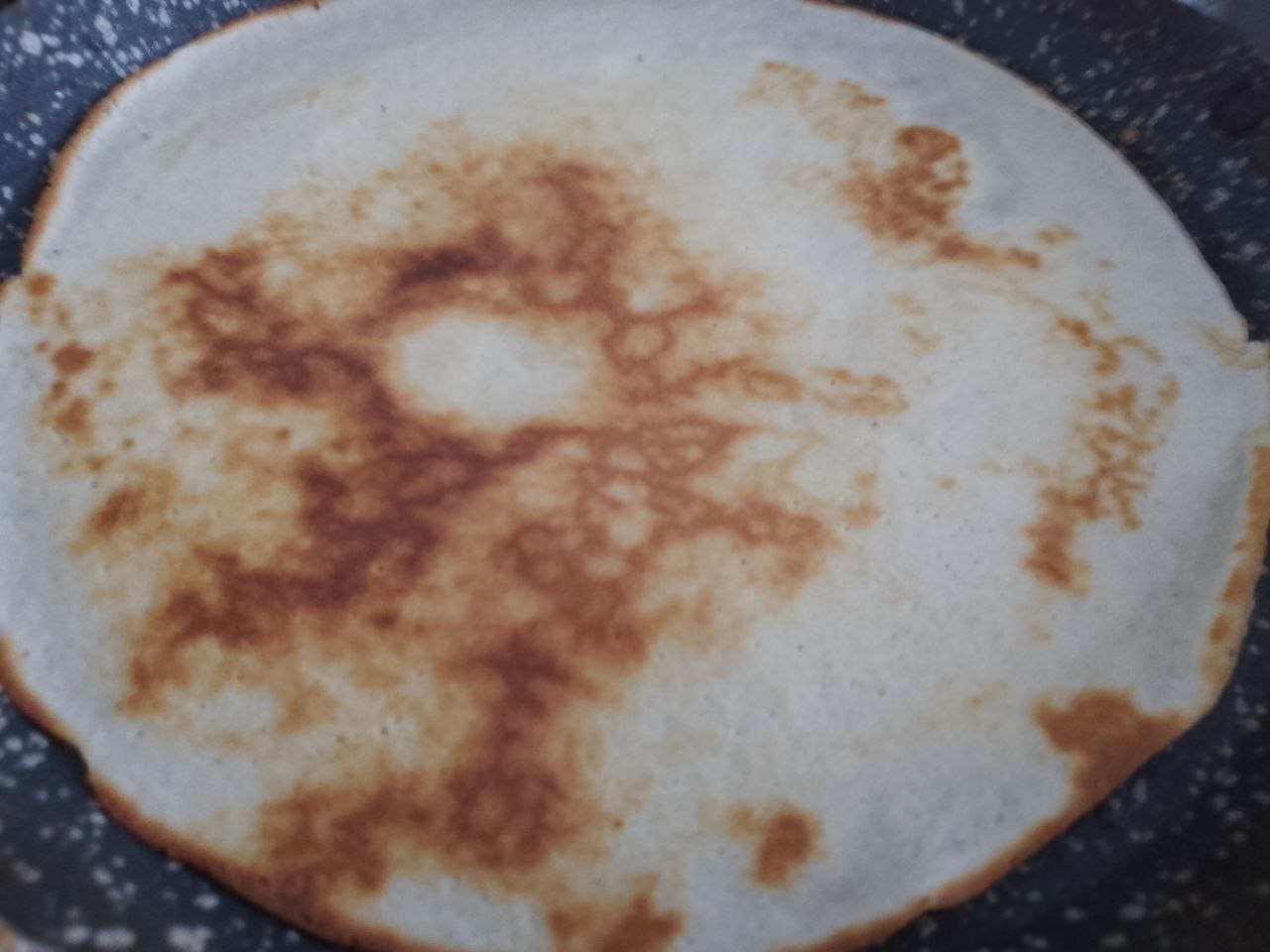 Блины со сливочным маслом, сахаром и ягодами: Переворачиваем блин на другую сторону и обжариваем.
