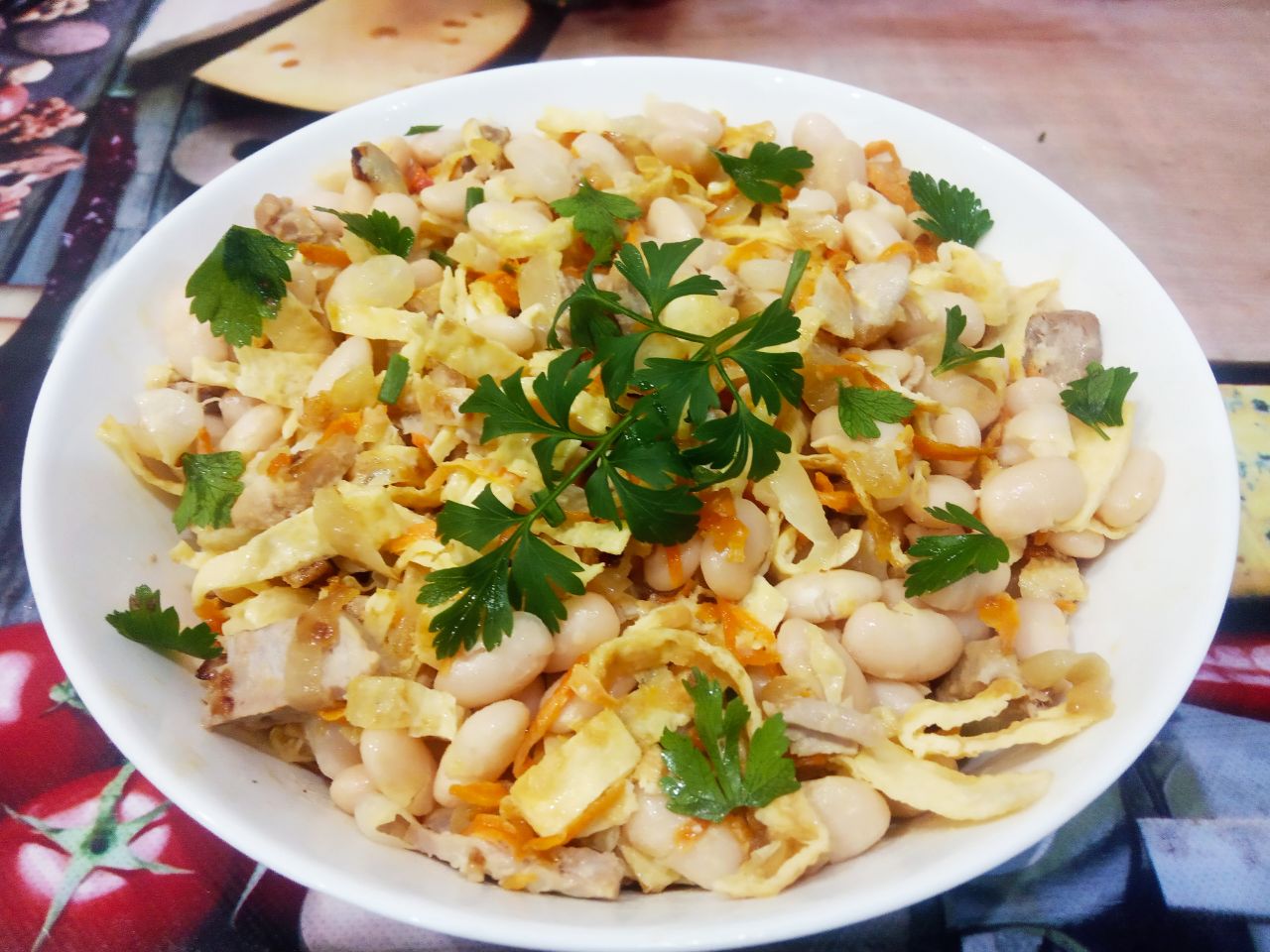 Салат из фасоли с мясом, овощами и яйцами: Добавляем по вкусу майонез, перемешиваем и посыпаем зеленью.
