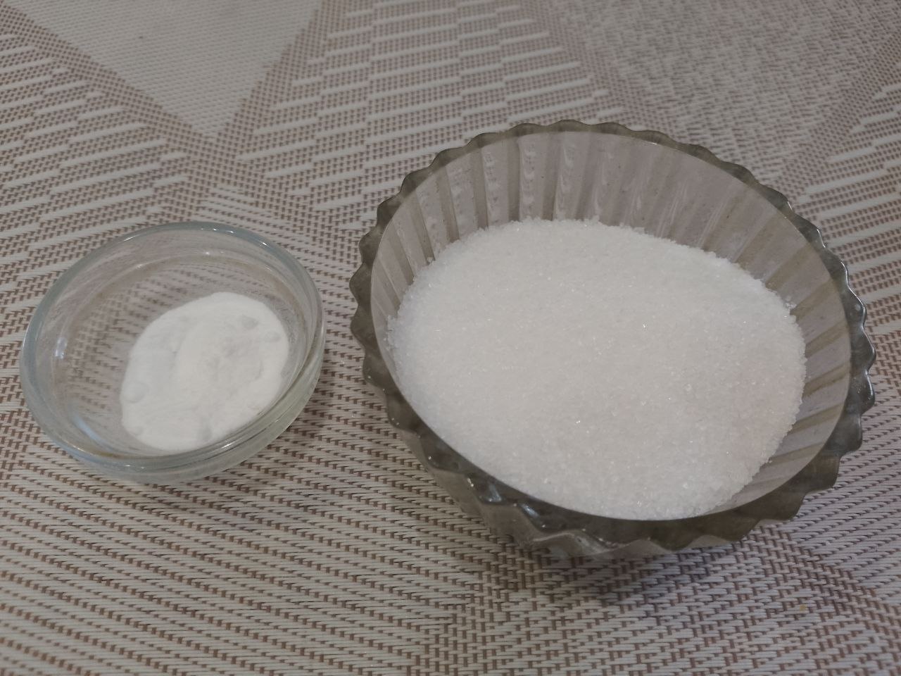 Пирог из песочной крошки, с творожной начинкой и замороженными ягодами: Муку просеиваем через сито, высыпаем сахар и разрыхлитель для теста, перемешиваем.