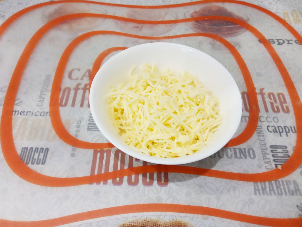 Мясные конвертики с сыром, жареные на сковороде: Половину сыра натираем на средней терке, половину нарезаем ломтиками.
