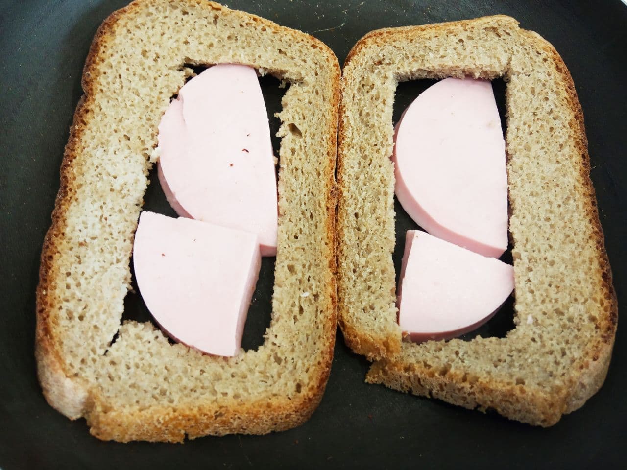 Горячие бутерброды на завтрак, не только быстро, но и вкусно: В середину, кладем кусочки колбасы или ветчины.