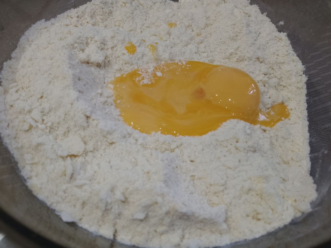 Пирог из песочной крошки, с творожной начинкой и замороженными ягодами: В мучную крошку добавляем желтки и растираем.