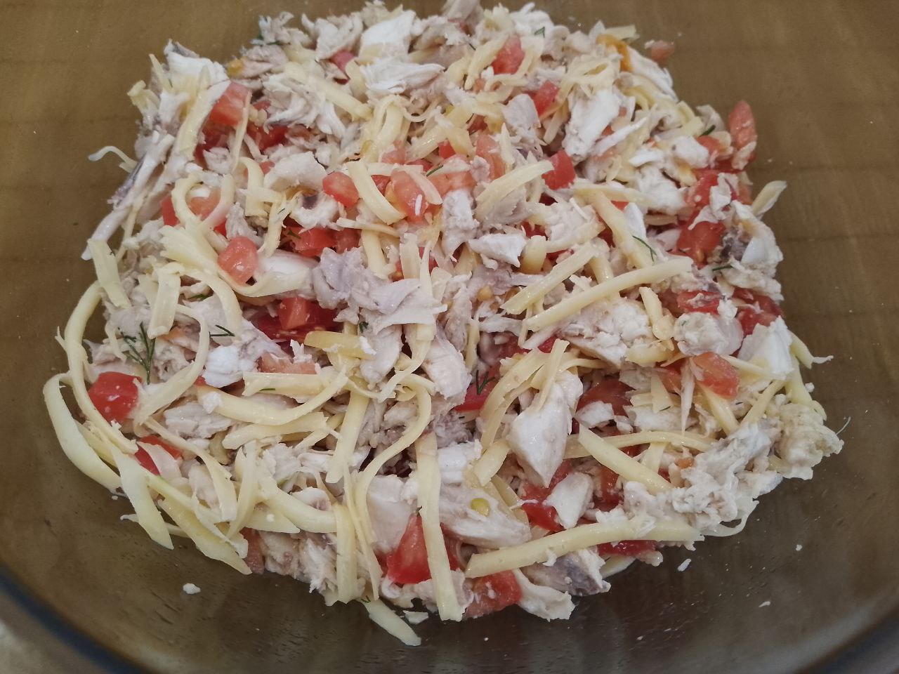 Лаваш с начинкой из куриного мяса, сыра и помидоров: Соединяем все ингредиенты для начинки, солим, перчим и добавляем сухой чеснок по вкусу. Добавляем майонез по