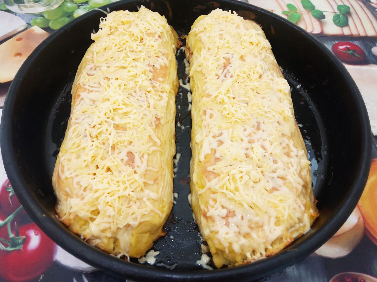 Картофельный рулет с мясной начинкой, запеченный в духовке: Достаем картофельный рулет из духовки, посыпаем тертым сыром и ставим ещё на 5 минут.