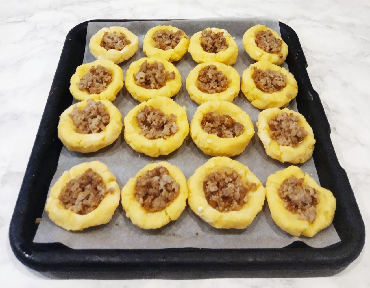 Картофельные ватрушки с мясной начинкой и сыром: Каждое углубление ватрушек наполняем начинкой.