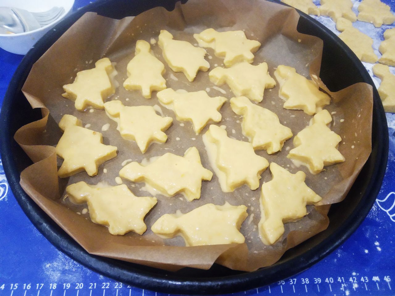 Домашние мандариновые коржики, мягкие и рассыпчатые: Яйцо разделяем на желток и белок. В желток добавляем столовую ложку молока, размешиваем и смазываем коржики.