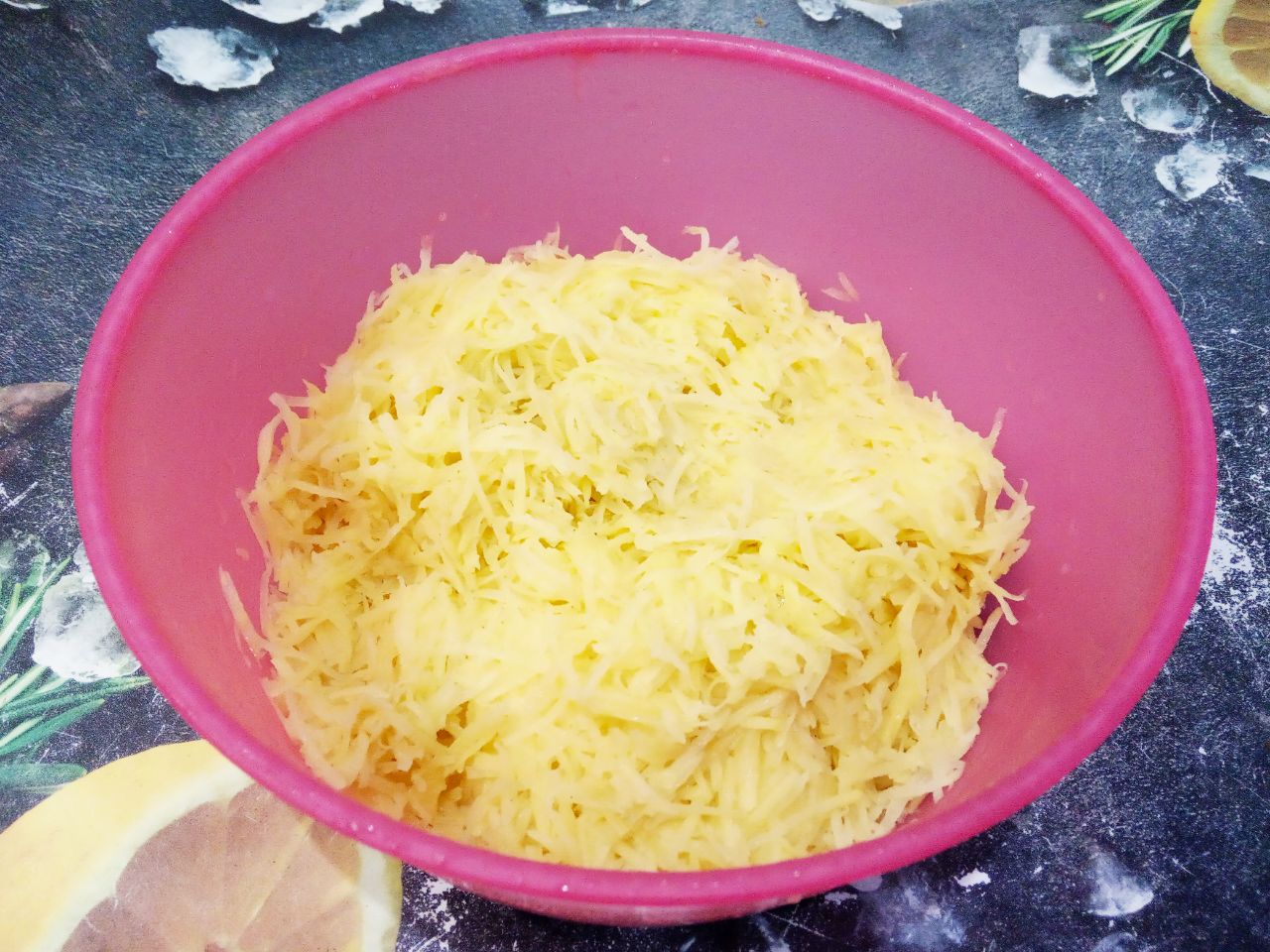 Картофельные оладьи или драники с твердым сыром, быстро и вкусно: Натираем картофель на самой мелкой или средней терке. Тертый картофель отжимаем и сливаем образовавшийся
