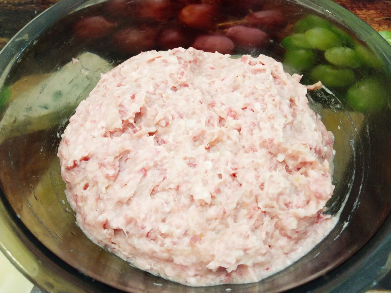 Мясные зразы с грибной начинкой запеченные в духовке, сочные и вкусные: Соединяем два вида фарша, лук, чеснок, яйцо и пюре, солим и перчим по вкусу.Массу тщательно размешиваем.