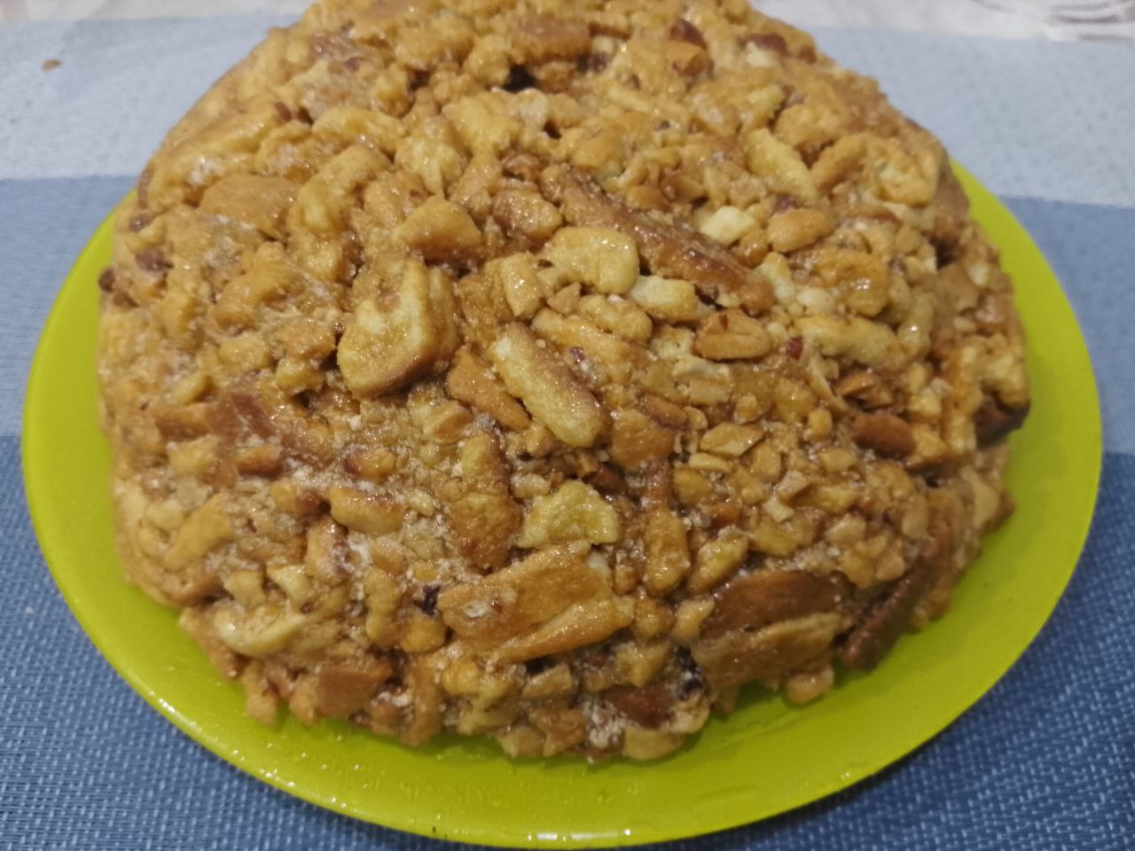 Торт «Муравейник», просто и вкусно: Круглую форму застилаем пленкой и укладываем плотно размешанную крошку с кремом. Переворачиваем торт на