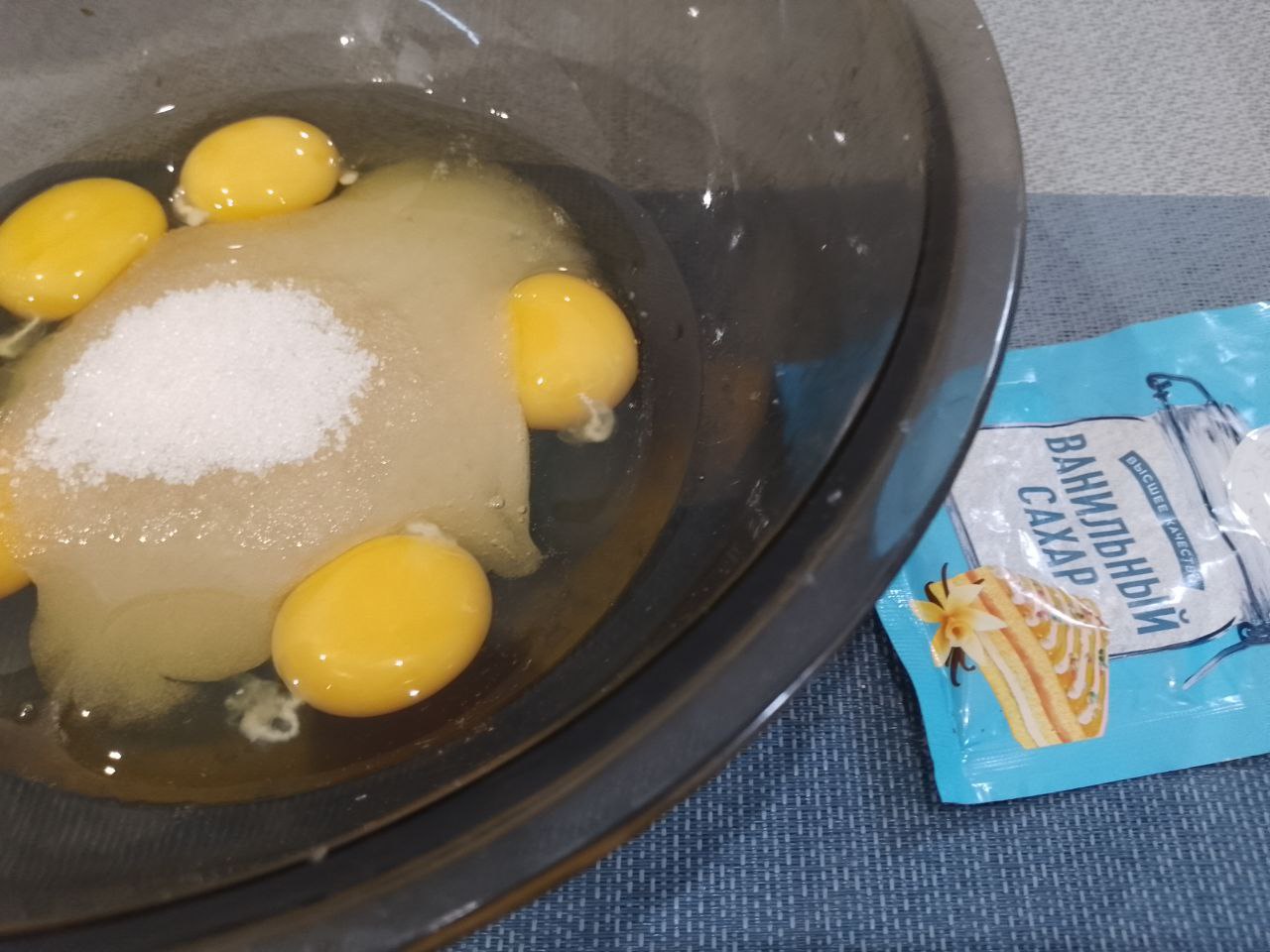 Шоколадный пирог на молоке с клубникой, покрытый шоколадной глазурью: Яйца разбиваем в миску или чашу, добавляем сахар и ванильный сахар, взбиваем до загустения.