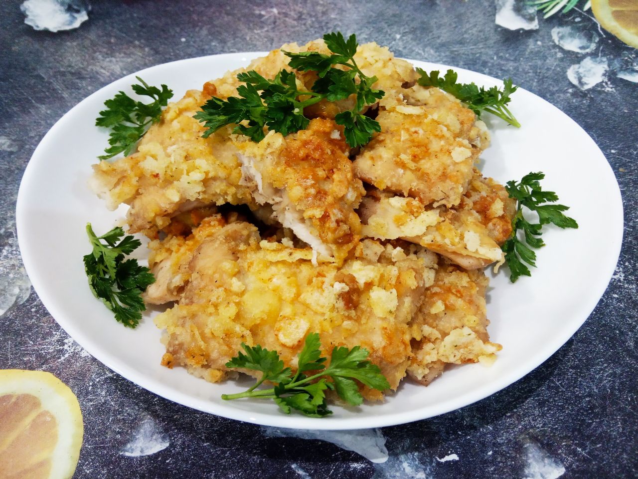 Запеченные куриные полоски в кляре и чипсах, нежные и сочные