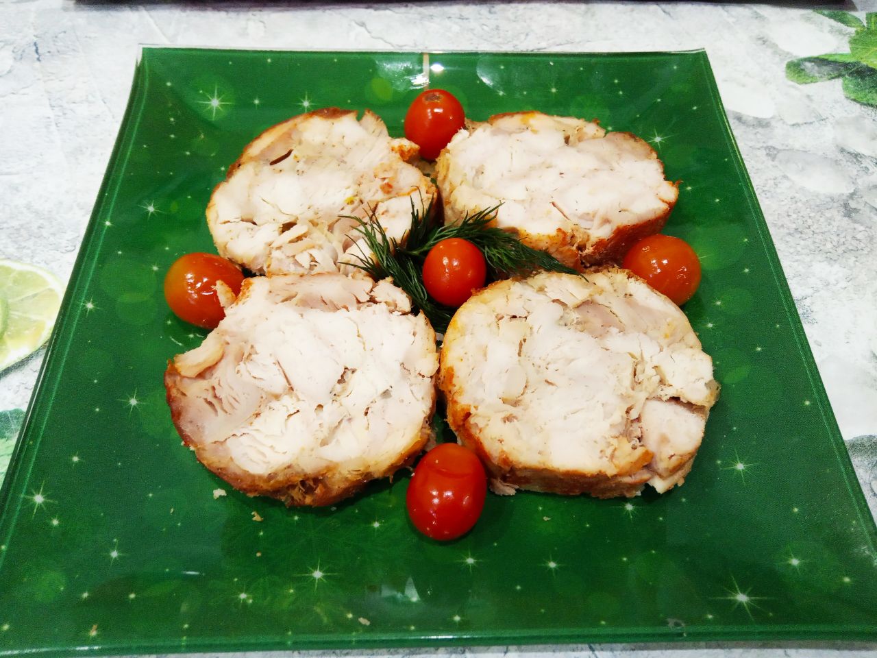 Запеченный рулет из куриного мяса со специями