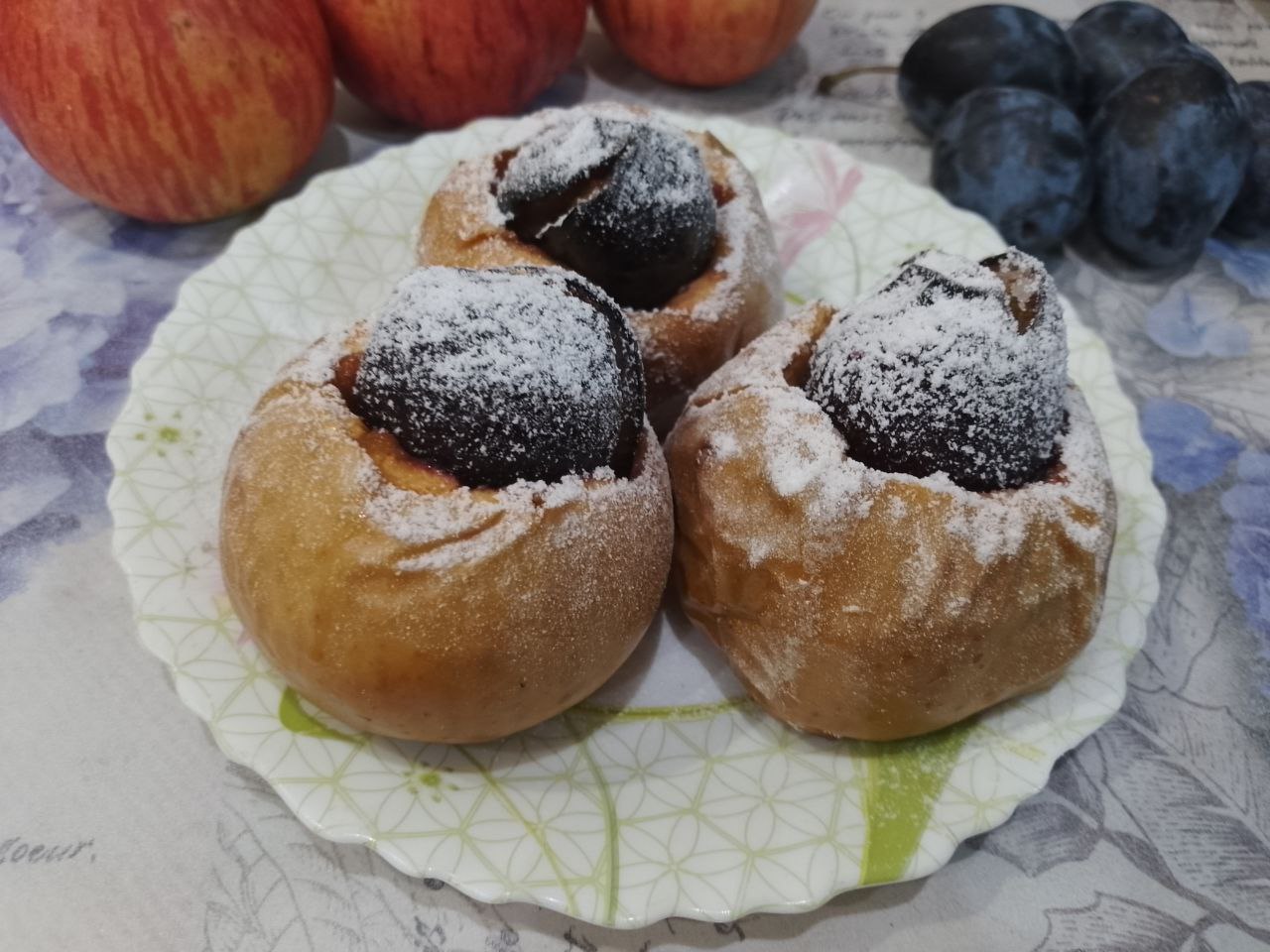 Запеченные яблоки со сливами в духовке, просто и вкусно