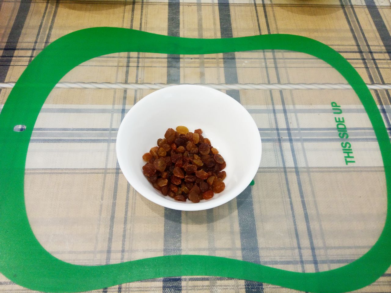 Запеканка из макарон, творога и изюма, просто и вкусно: Изюм промываем горячей водой и просушиваем.