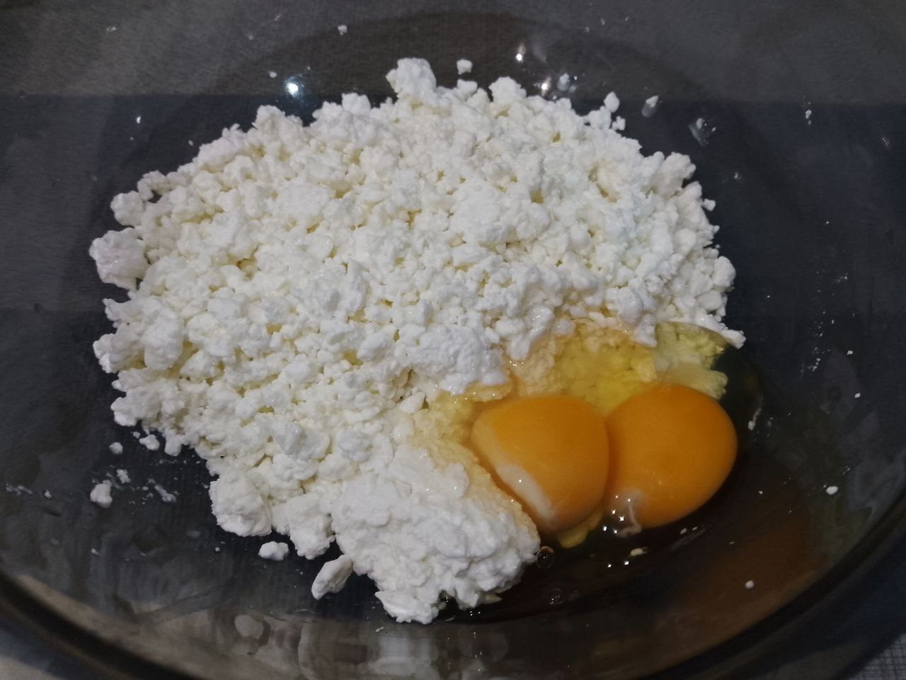 Сырники из творога, рисовой муки и кокосовой стружки: Творог для сырников выбираем не мягкий. В чашу кладем творог и яйца, тщательно растираем блендером.