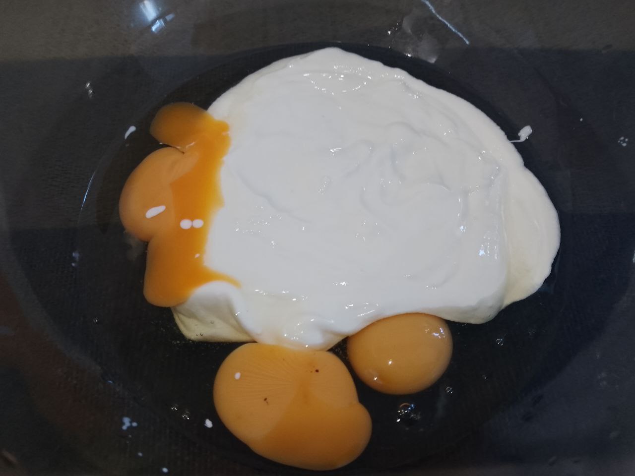 Булочки с начинкой из шоколадной крошки, воздушные и ароматные: В миску или чашу разбиваем яйца, добавляем сметану, сахар и ванильный сахар перемешиваем.