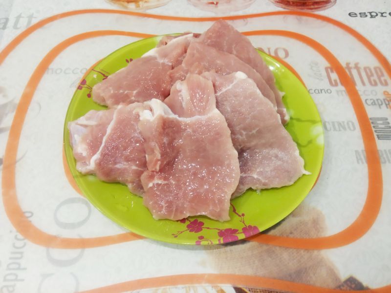 Мясные рулетики с начинкой, вкусно и аппетитно: Разрезаем мясо на полоски и отбиваем.