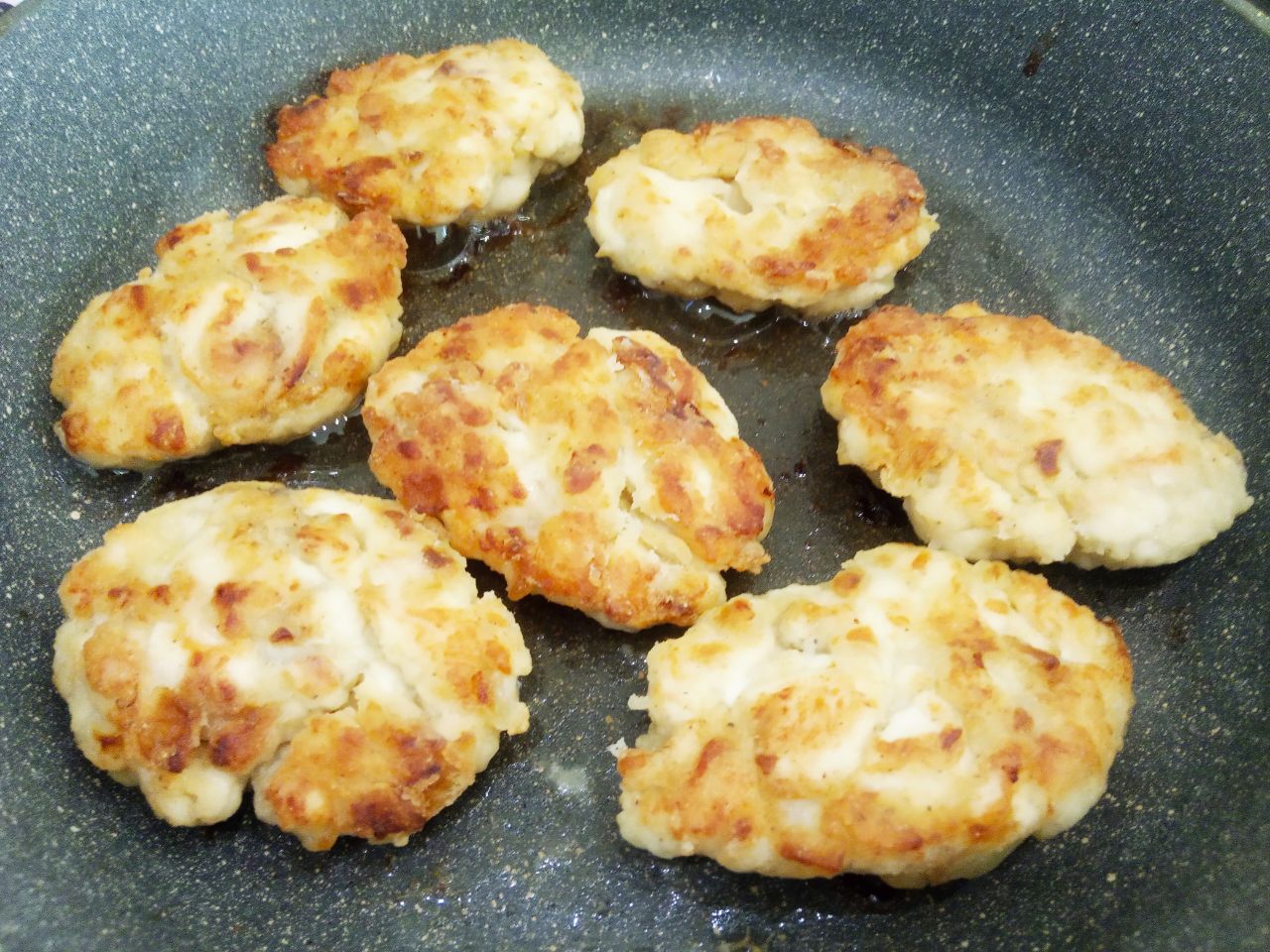 Котлеты из рубленого куриного филе, жареного лука и манной крупы: Сковороду разогреваем с растительным маслом, выкладываем котлеты и обжариваем на небольшом огне с двух сторон