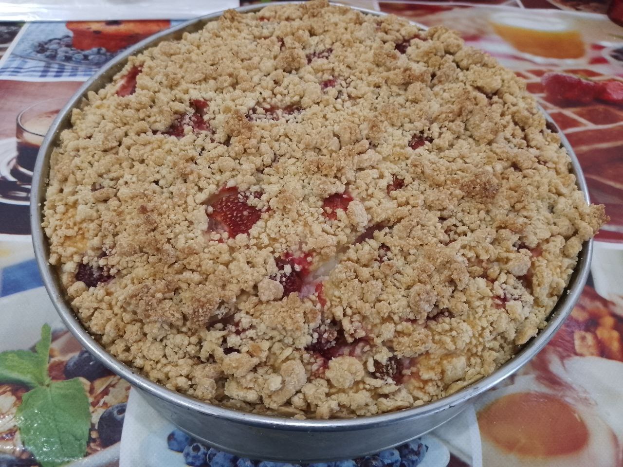 Пирог из песочной крошки, творожной начинки и ягод клубники: Разогреваем духовку до 180 С и ставим пирог для выпекания. Выпекаем пирог до готовности 50-60 минут.