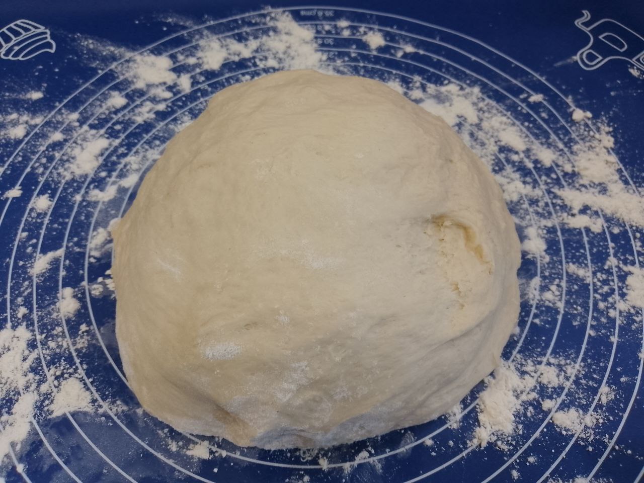 Булочки с начинкой из шоколадной крошки, воздушные и ароматные: Когда тесто увеличится в объеме, перемешиваем и выкладываем на рабочую поверхность.