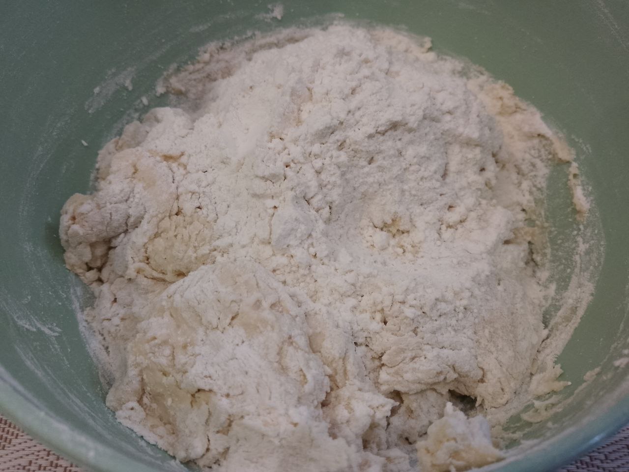 Домашняя пицца с шампиньонами, колбасой, помидорами и сыром: Муку просеиваем через сито, смешиваем с солью и добавляем частями в смесь. Замешиваем мягкое и нежное тесто.