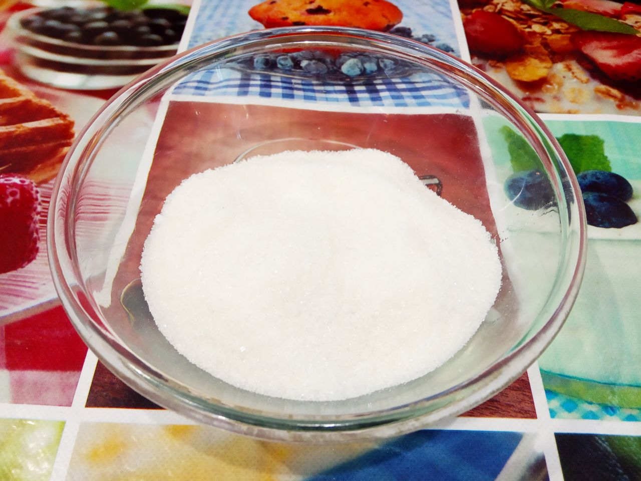 Кексы из манной крупы, на йогурте, воздушные и ароматные: Яйца разбиваем в другую чашу, всыпаем сахар и размешиваем до однородного состояния.