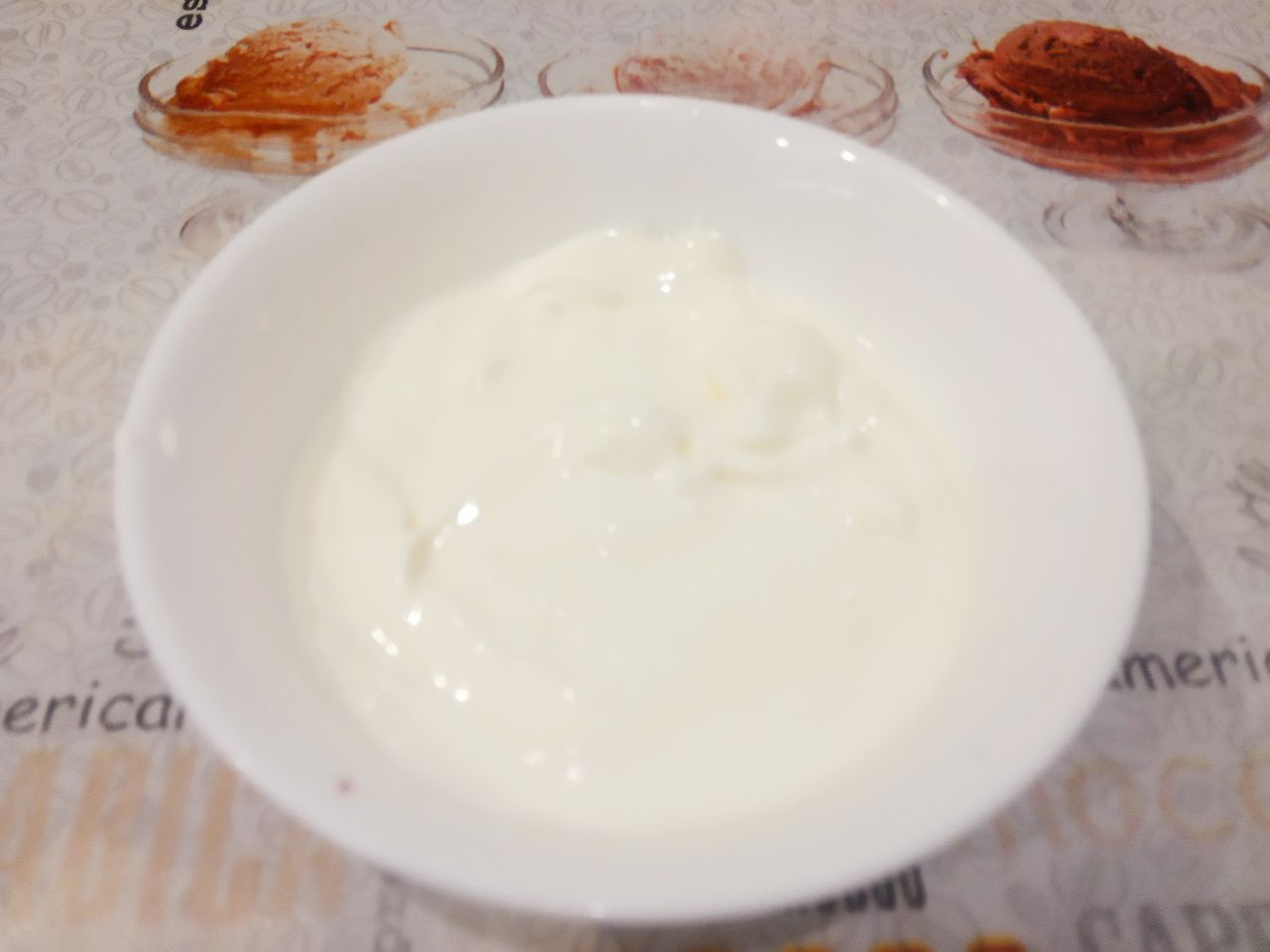 Творожная заварная пасха, нежная и вкусная: Яйца разбиваем в миску, добавляем мягкое сливочное масло, сметану, сахар и ванильный сахар, взбиваем миксером.