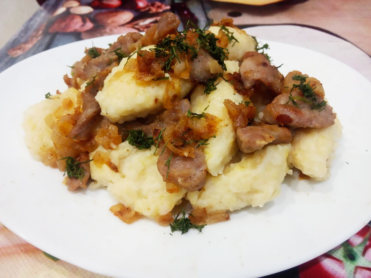 Клецки картофельные, с жареным луком и мясом: Сверху выкладываем жареный лук с мясом, посыпаем зеленью и подаем к столу.