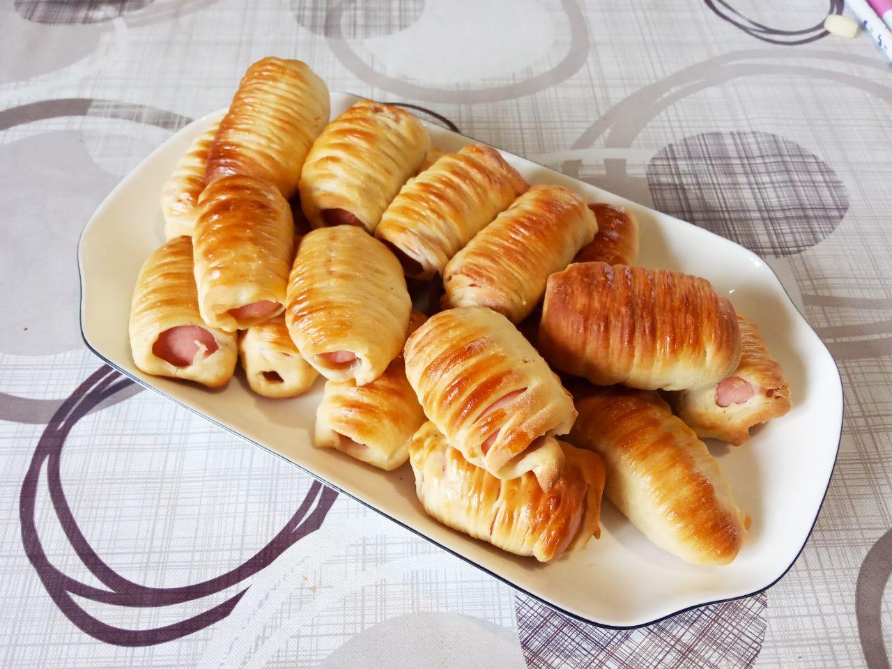 Сосиски в тесте и пампушки в чесночной заливке, вкусно и просто: Выкладываем сосиски на блюдо и подаем к столу.