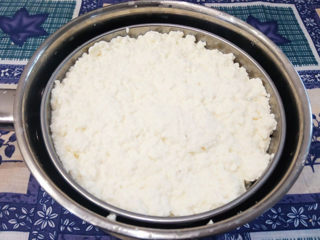 Адыгейский домашний сыр на сыворотке, просто и вкусно: Застилаем форму марлей и выкладываем сырные зерна, разравниваем ложкой.