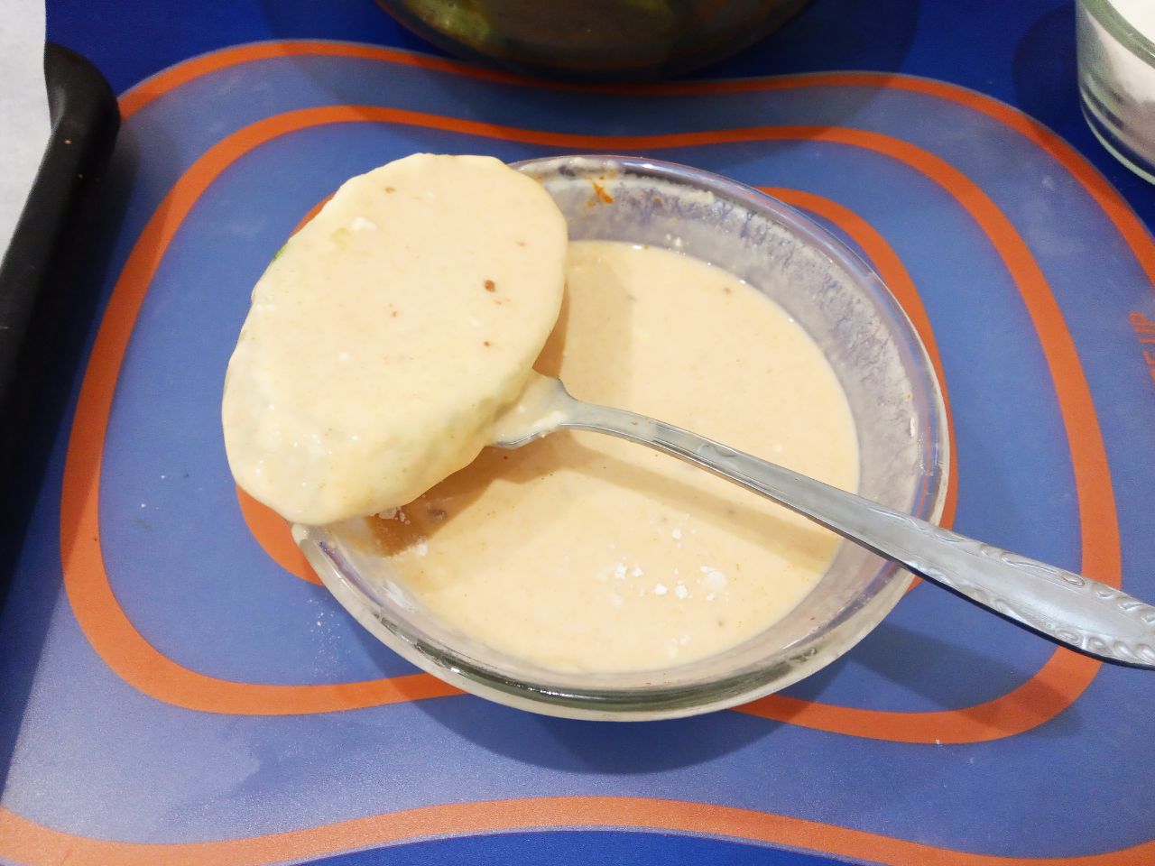 Запеченные кабачки в кляре, с сыром и помидорами: Полоски кабачков обваливаем в муке, затем с помощью вилки в кляре и укладываем на противень.