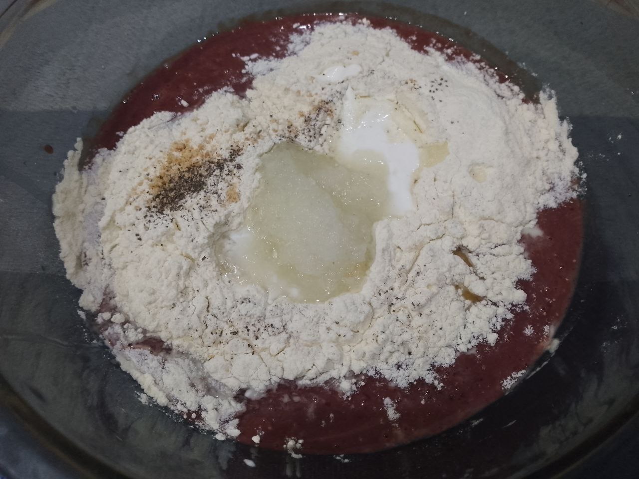 Блины из печени с грибной начинкой, вкусные и сытные: Добавляем к печени муку, сметану, лук, сушеный чеснок и соль по вкусу, перемешиваем.