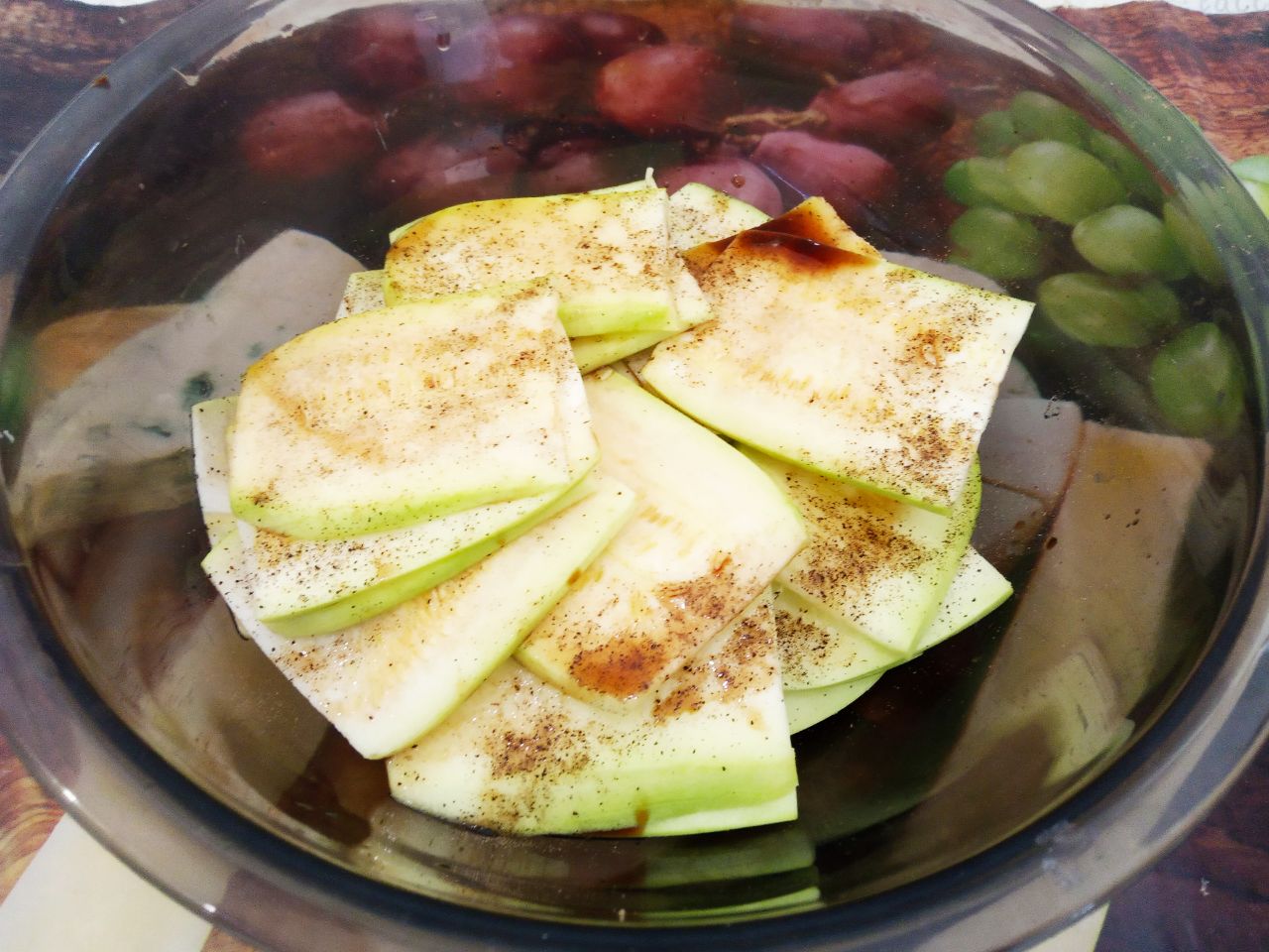 Кабачки с начинкой из помидоров и сыра, жареные в яичном кляре: В кабачковые полоски добавляем соевый соус, соль, перец и измельченный чеснок, перемешиваем и оставляем на 20