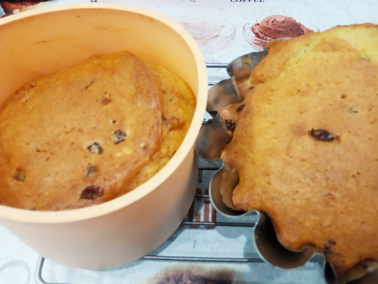 Домашний кекс с изюмом и с добавлением творога, нежный и вкусный: Испеченный кекс охлаждаем в форме.