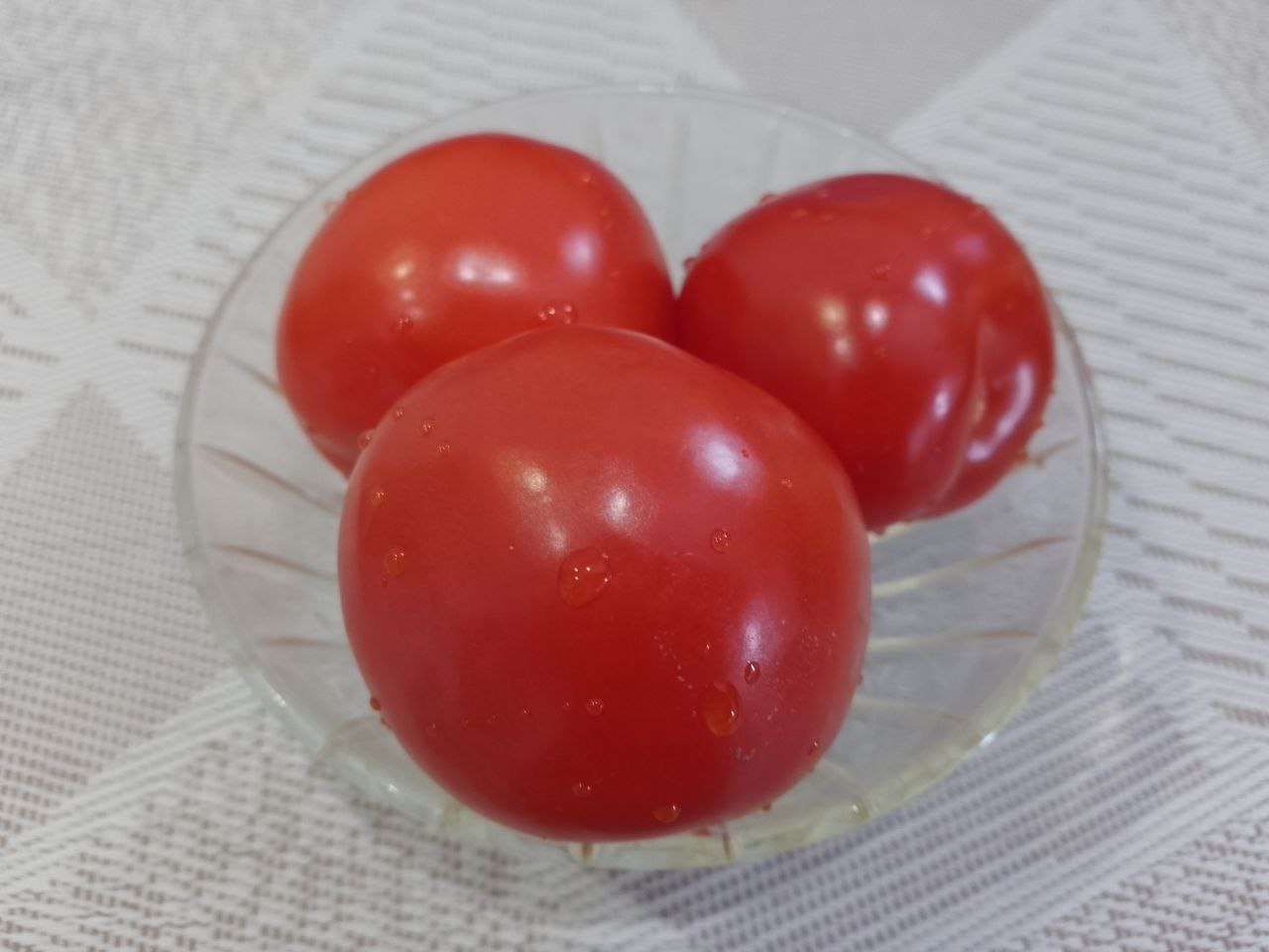 Домашняя пицца с шампиньонами, колбасой, помидорами и сыром: Помидоры промываем, очищаем и разрезаем на небольшие кусочки.