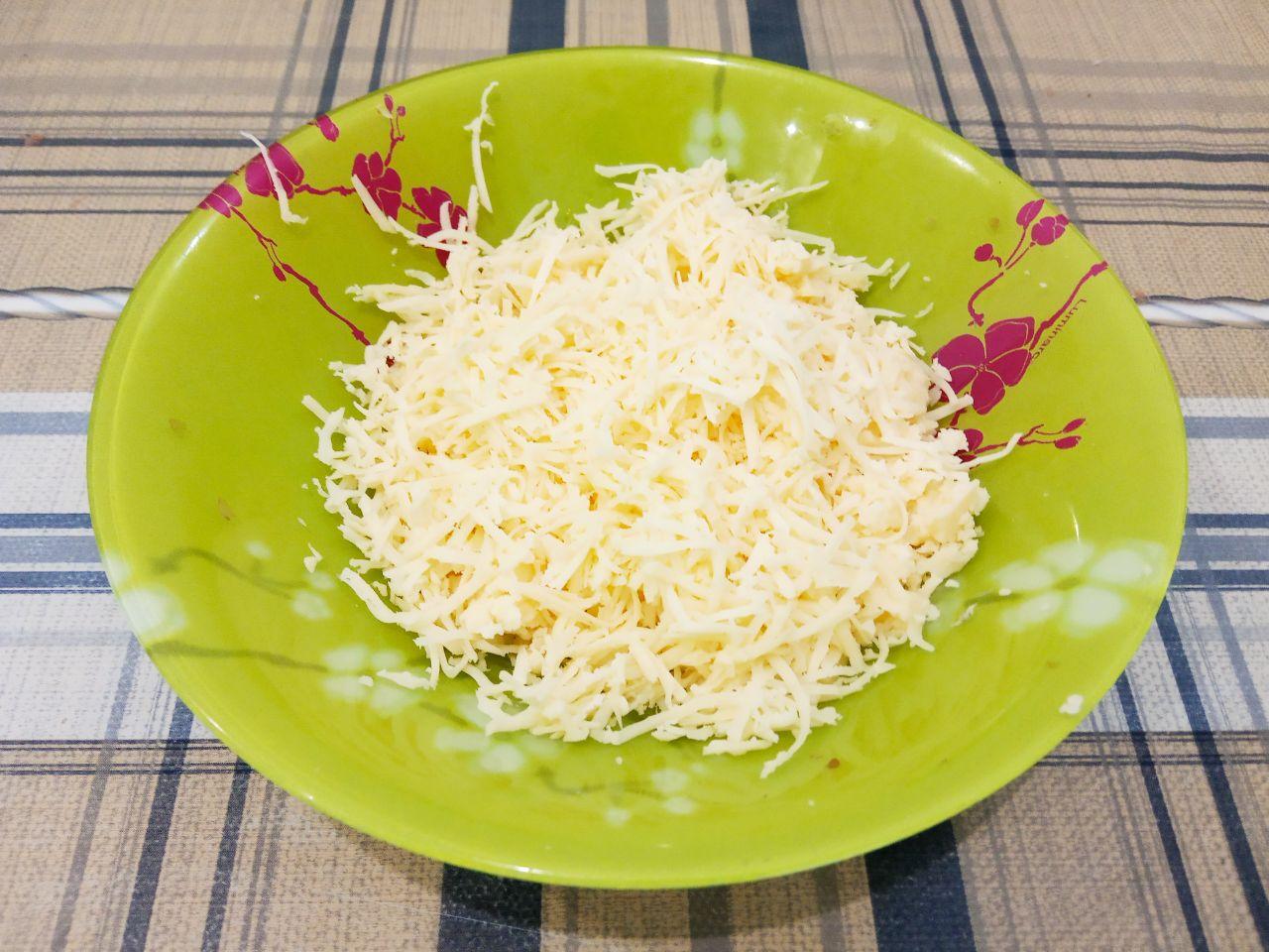 Вкусная закуска из кабачков с фаршем и сыром: Твердый сыр натираем на средней или крупной терке.