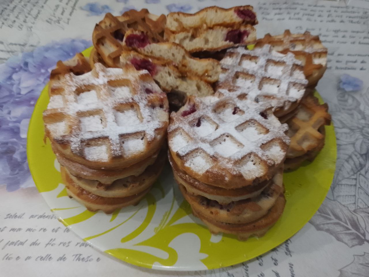 Мягкие вафли с вишней и начинкой, просто и вкусно: Охлажденные вафли смазываем вареным сгущенным молоком, склеиваем между собой и складываем на блюдо.