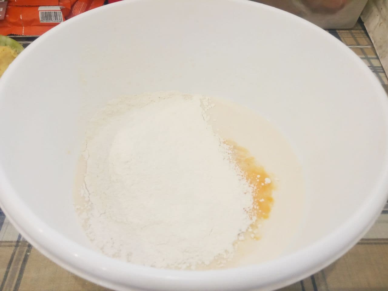 Пирожки с мясной начинкой из картофельного дрожжевого теста, жареные на сковороде: Добавляем к разведенным дрожжам яйцо и муку, хорошо размешиваем.