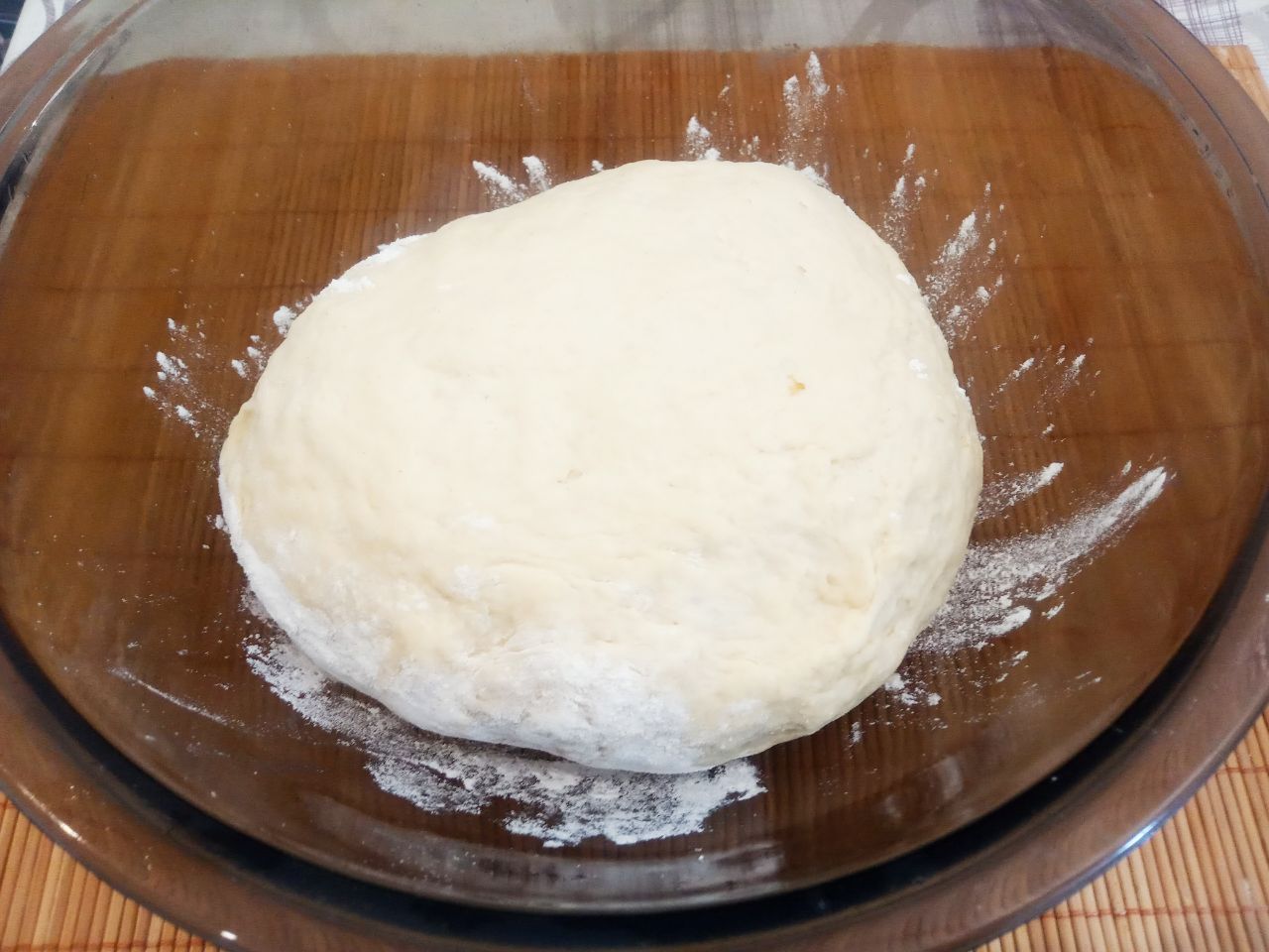 Вареники с куриным мясом и жареным луком: Тесто накрываем и оставляем на полчаса, чтобы отдохнуло.