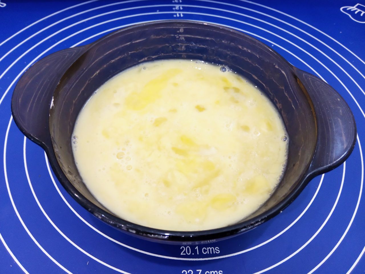 Печенье с корицей и мучной крошкой, песочное и рассыпчатое: Добавляем сахар и размешиваем венчиком.