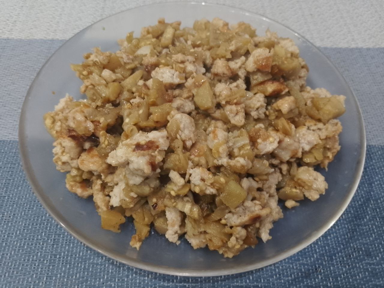 Баклажаны с мясной начинкой и сыром запеченные в духовке: Добавляем фарш и тщательно перемешиваем. Обжариваем около 15 минут, в конце обжаривания добавляем чеснок,