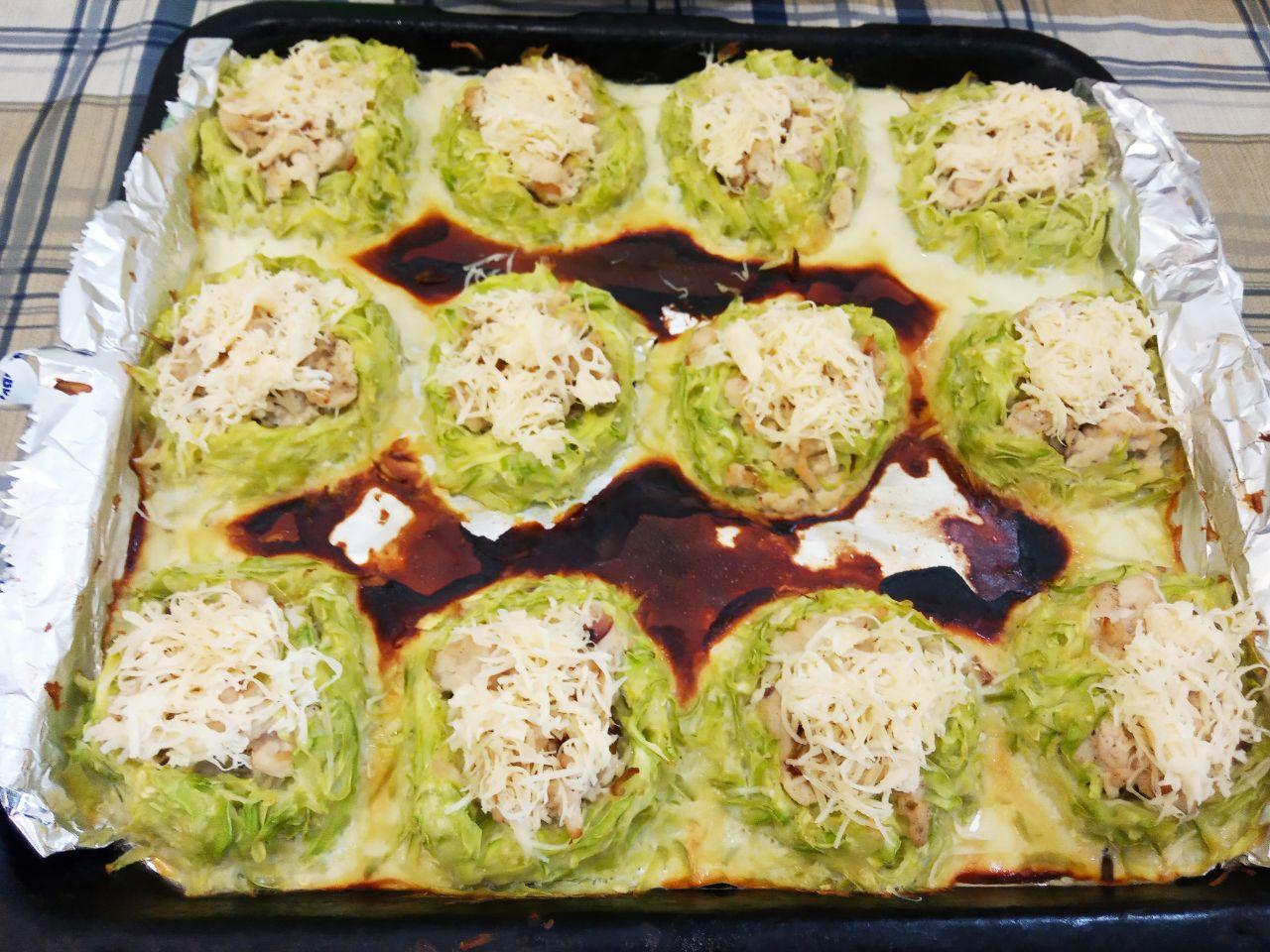 Сочные кабачковые гнезда с мясной начинкой и сыром: Духовку разогреваем до 180 С и ставим противень с гнездами для выпекания. Выпекаем около 40 минут. В конце
