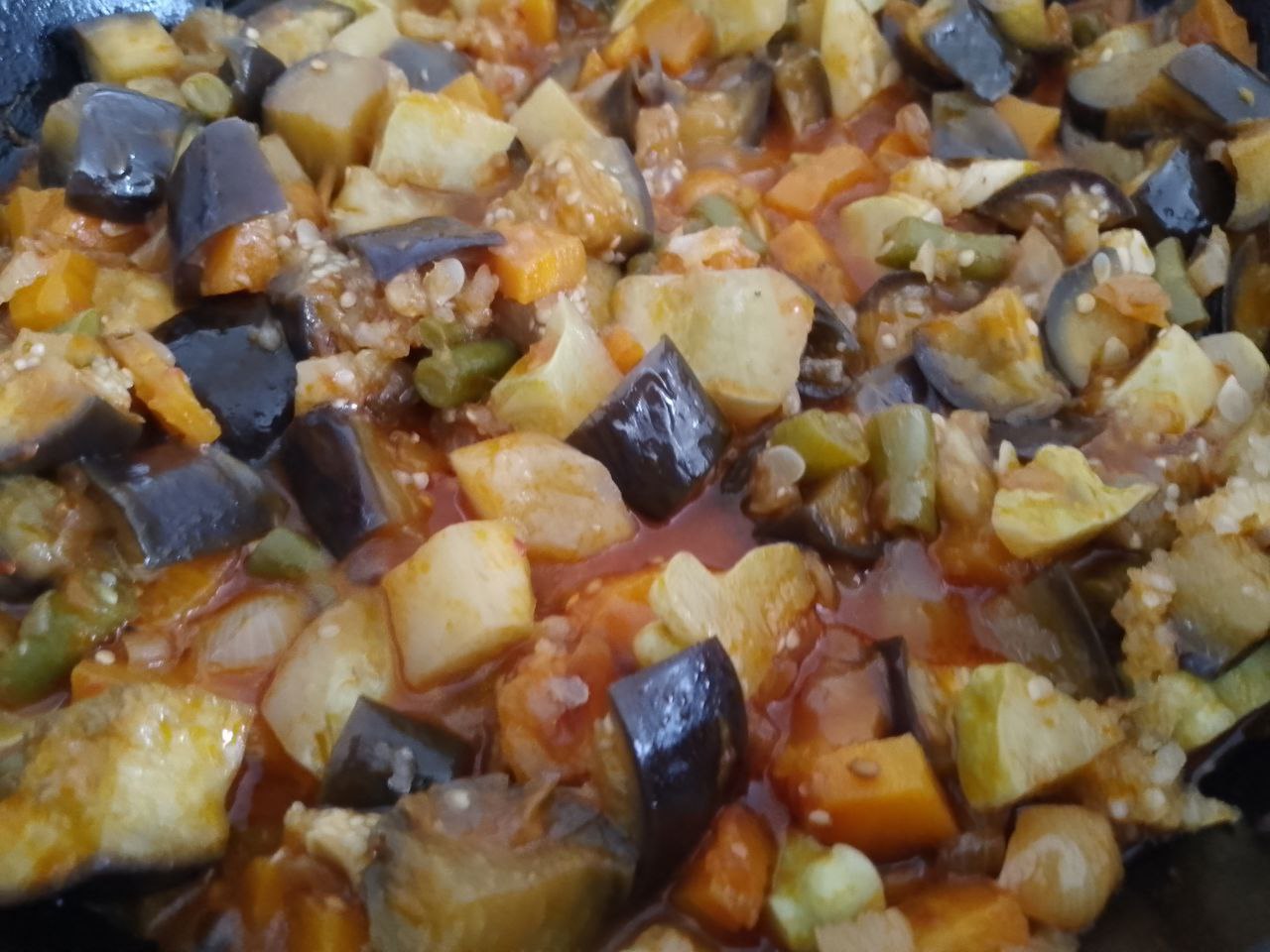 Тушеные баклажаны с помидорами и овощами, вкусно и полезно: Добавляем баклажаны, патиссоны и спаржевую фасоль, перемешиваем, накрываем крышкой и тушим около 20 минут.