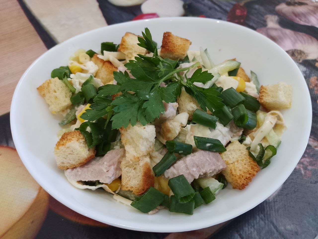 Салат вкусный и сытный из мяса, огурцов и яичных блинов