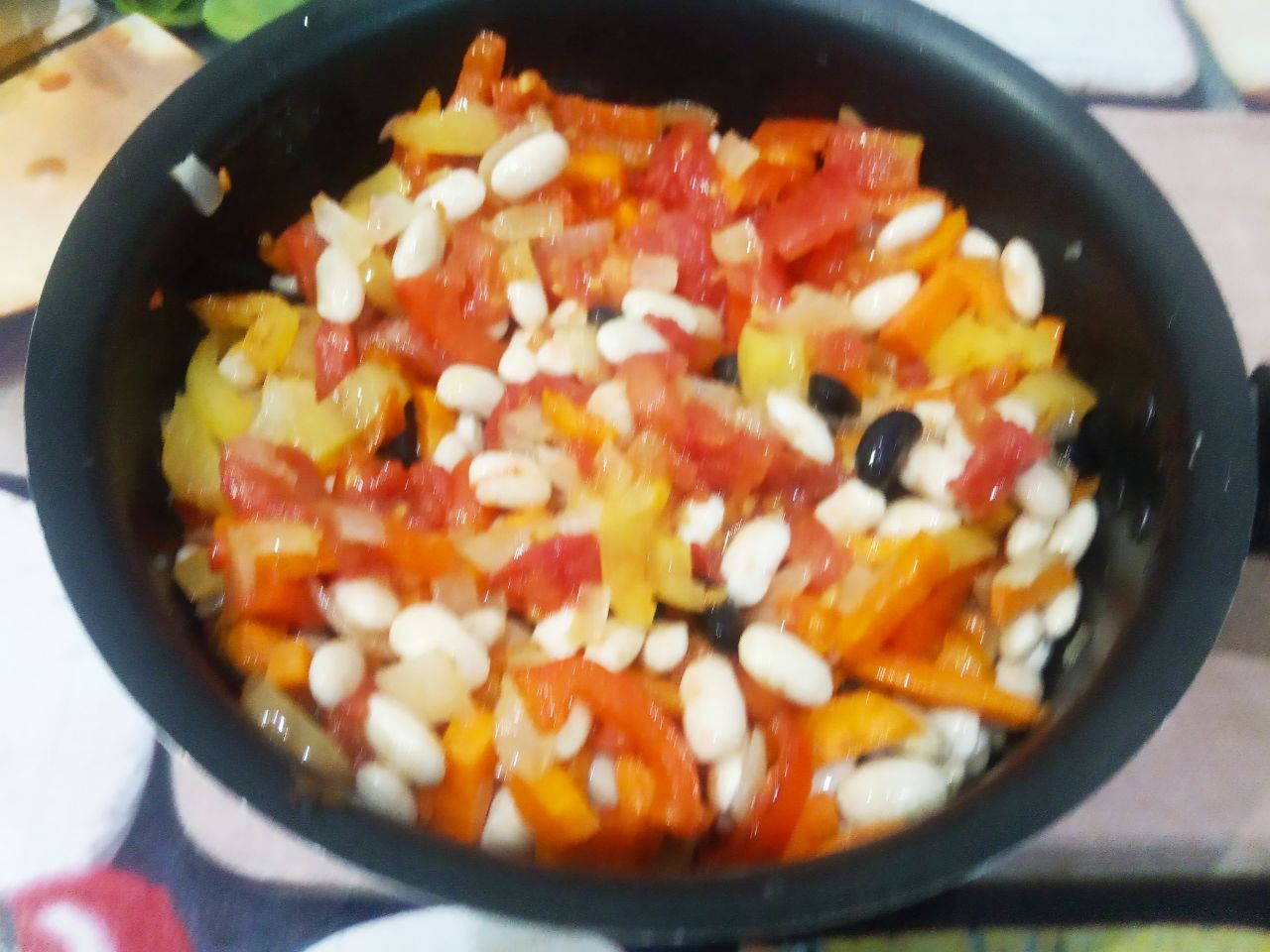 Тушеная фасоль с овощами, вкусно и сытно: Обжариваем помидоры и выкладываем в сотейник.
