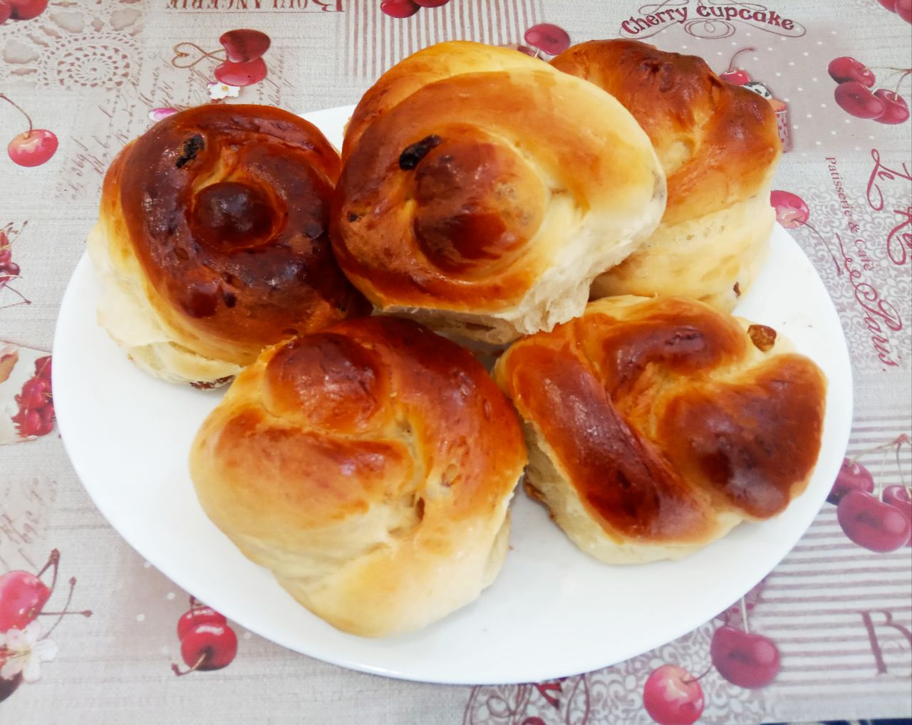 Булочки сдобные с изюмом