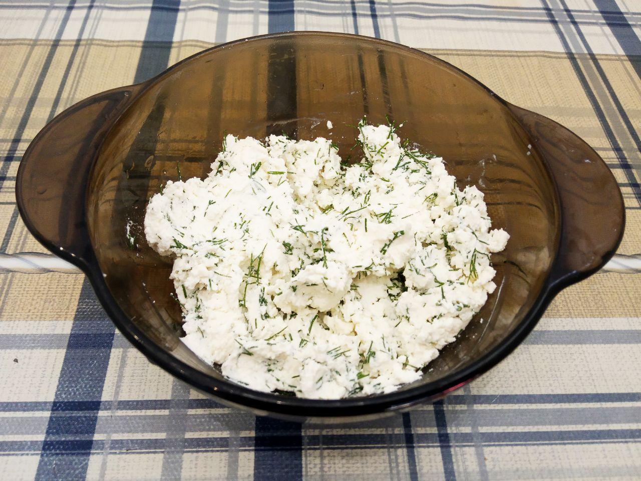 Запеченный картофель с творогом и зеленью: Творог растираем, солим, добавляем перец с зеленью и хорошо растираем.